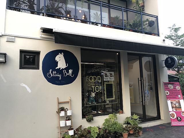 動物病院の敷地内にあるカフェレストラン。犬好き＆各国のストリートフード好きのオーナーの趣味が詰まったお店。隣りにドッグランがあり、店内に犬を連れて食事ができます。