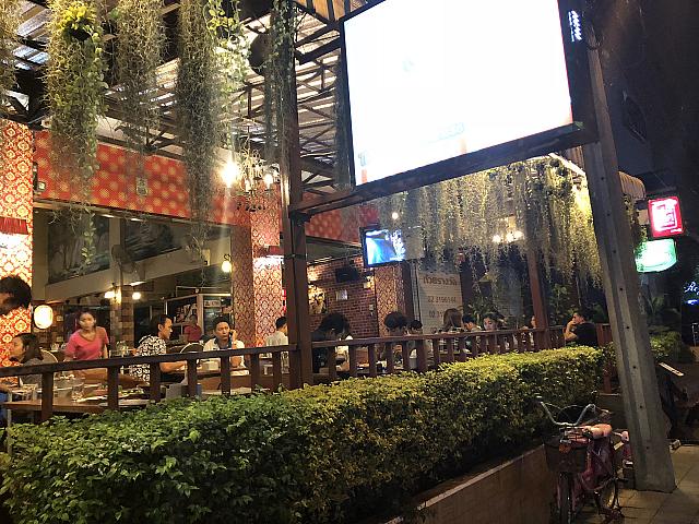 人気のイサーン料理店。チムチュム、コームーヤーン、ラープなどイサーン料理ならなんでも揃う。ローカル店でタイ語オンリーだけど、安くて旨い！の代名詞のようなレストランです。
