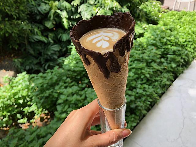 インスタ映えする！とタイ人の若者の間で流行中のコーヒーバーKOFの２号店。チョコがけワッフルコーンに入ったラテは、可愛さ百点満点です！