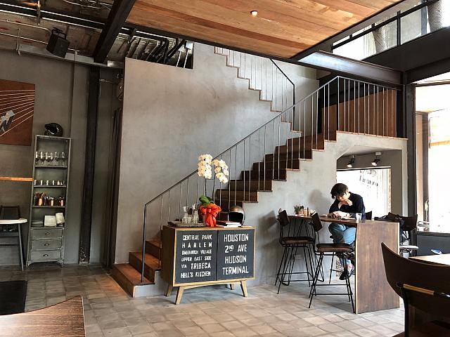 レトロスタイルなBMWの大型バイクが店内に飾られたお洒落カフェ。ブランチが人気のペットフレンドリーなカフェです。