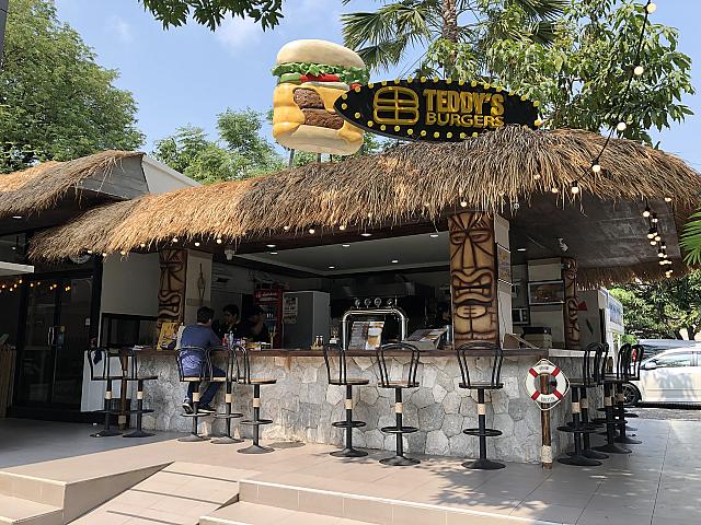ハワイ発のNo.1バーガー。自宅のガーデンバーベキューにて炭火で作るハンバーガーが大好きなオーナーが、この味を提供したいと始めたお店です。