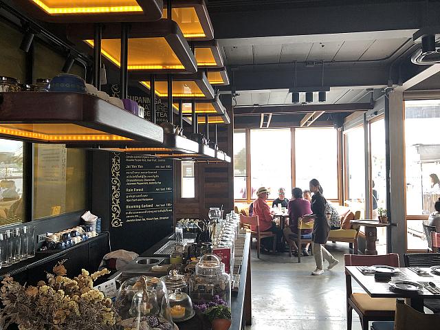 タイ東部トラート県の家庭料理を洗練された空間で提供する人気のスパンニガ・イーティングルームのチャオプラヤー川沿いにオープンした支店です。