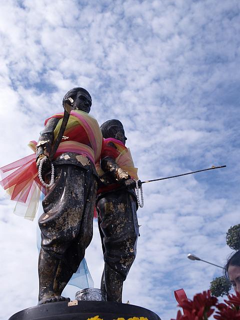 『プーケット』の原点はこの姉妹にあり？ビルマ軍から島を守ったヒロインズを称えるブロンズ像。