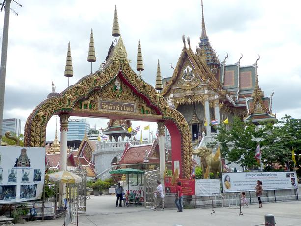 「割増しで功徳を積める」とタイ人にも人気の寺院。