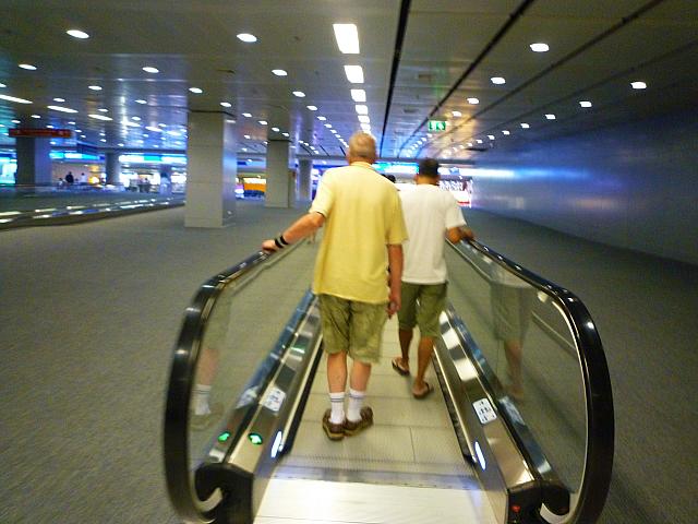 スワンナプーム国際空港は地上階だけでなく、地下も広々快適。新たにできたエアポートリンクにぜひ乗ってみてください!!