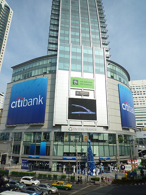 スクンビット通り沿いにあるMRTスクンビット駅横の商業ビル。駅近が嬉しい、綺麗で嬉しい、カフェがあって嬉しい…! そんな新しいビルです。