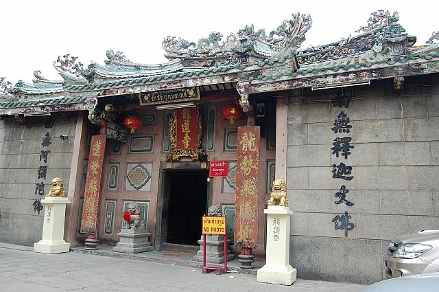 バンコクの中華街「ヤワラート」にあるバンコクで一番古く有名な中国仏教寺院です。『願い事が叶う』とのことで大変人気のある寺院です。