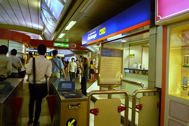 BTSサイアム駅内にある便利な両替所。銀行の両替所だから安心！急に両替が必要になったときにはぜひお立ち寄りを。