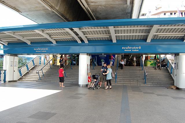 国立競技場駅はバンコクの秋葉原「MBKセンター」と「東急デパート」の最寄り駅です。BTS（スカイトレイン）のシーロム線が走っています。