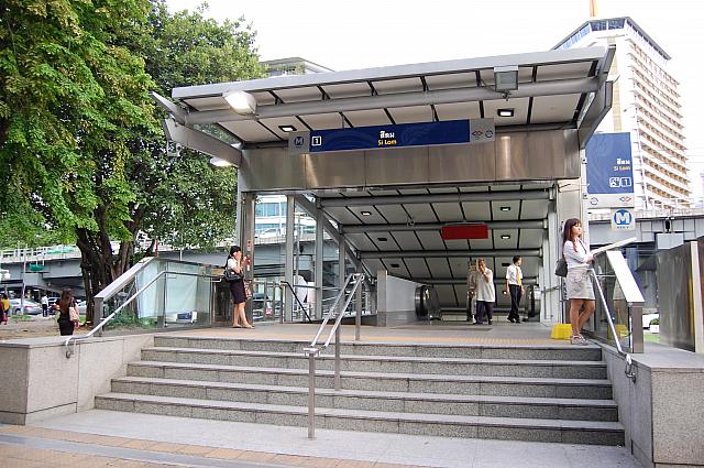 昼はビジネス街、夜は繁華街として賑やかなシーロム駅はBTSサラデーン駅とスカイウォークで連結しています。