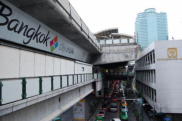 駅周辺にはバンコクで有名な高級デパートが軒を連ね、駐車場には高級な車がたくさん停まっているハイソな街です。