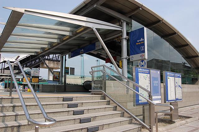 地下鉄の終点駅であるバンスー駅はローカル色抜群で、近くにはタイ国鉄バンスージャンクションがあります！