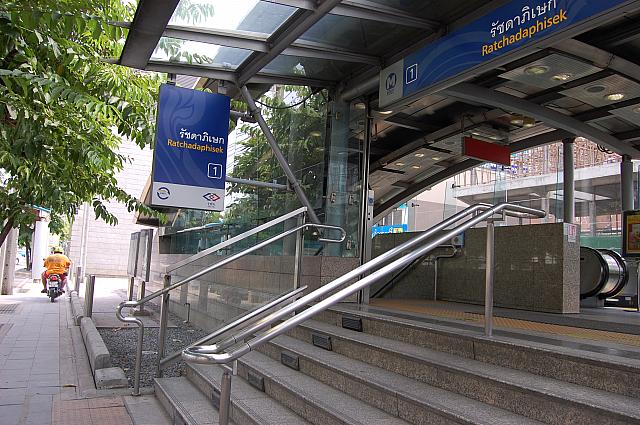 ラチャダーピセーク通りに面している駅周辺にはホテルやオフィスビルが立ち並ぶ、とても落ち着いた駅です。