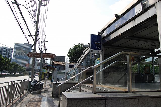 ラマ4世通りに面しているクロントゥーイ駅の近くにはクロントゥーイ港があり出稼ぎで訪れる人が多くいます。