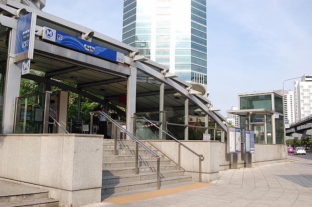 「ワット・フアランポーン」や「チャムチュリ・スクエア」が近くにあるサムヤーン駅は学生がたくさん集まる人気駅。