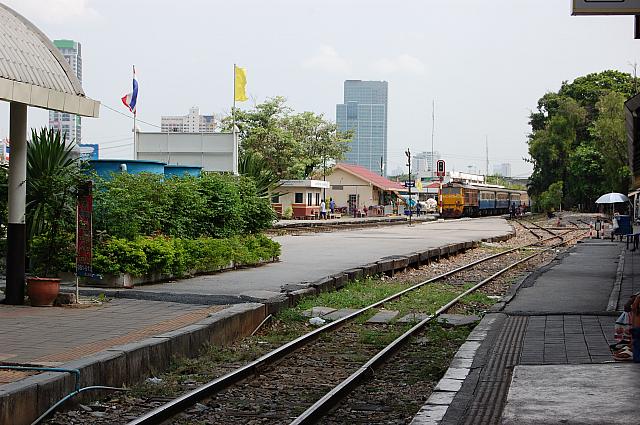 タイ国鉄列車の北方面線と南方面線が分岐している駅は、レトロな雰囲気とローカル率の高い昔ながらの駅です。