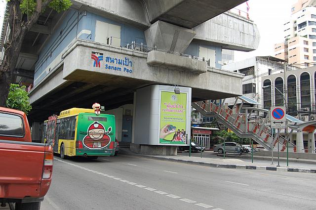 パホンヨーティン通りに位置するサナームパオ駅には、タイのテレビ局で有名なチャンネル5やタイ陸軍駐屯地があります。