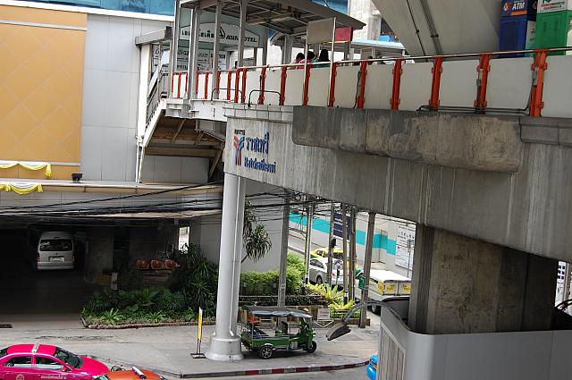 カリプソ・キャバレーがあるアジアホテルと直結した駅周辺には、高層コンドミニアムや飲食店が多く密集しています。