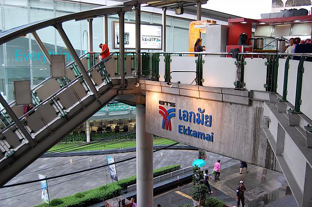トンロー駅の隣に位置する「エカマイ駅」は同じくハイソな雰囲気が溢れるタイの若者や外国人にたいへん人気のあるスポットです。