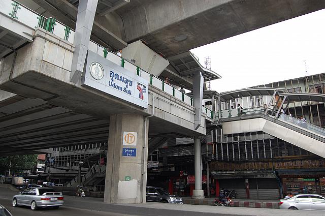 2011年にスクンビット線の延線部分の一つとして開通した「ウドムスック駅」からは、商業施設「メガバンナー」までの無料シャトルバスが運行中です。
