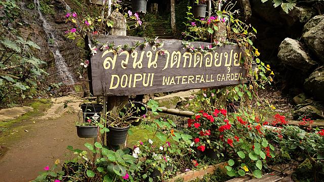 ステープ山にあるドイステープ寺院から程近くにある村「ドイ・プイ」には山岳民族モン族が住んでおり、手作り工芸品や民族衣装、お茶などのお土産屋さんが並んでいます。