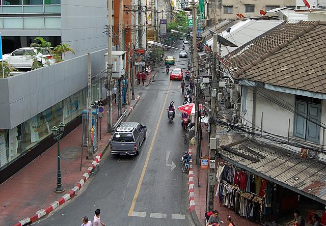 屋台や露天が密集する人気の通りには旅行にも便利なホテルやレストランが点在して、シーロムエリアへのアクセスも抜群です！