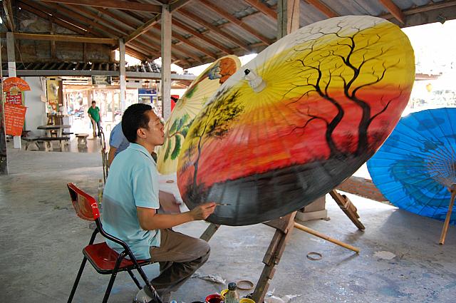 「サー」と呼ばれる木からできる紙や紙傘の作り方を見学し手にすることのできるチェンマイ郊外にある工房です！