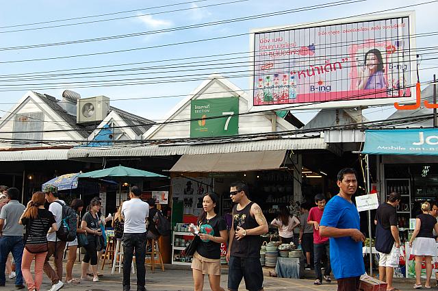 タイ土産の定番でもある“セラドン焼き”や“アロマグッズ”などをお探しの際は「セクション ７」へゴーです！