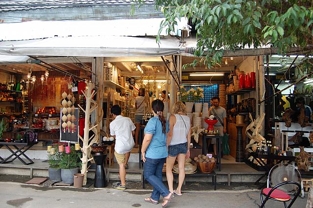 部屋のデコレーション雑貨や手編みかご、ファッション関連商品のお店などがあるチャトゥチャック市場の「セクション ９」。