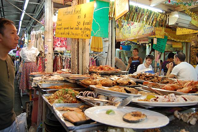 チャトゥチャック市場内でも特に人気で賑わう「セクション ２３」には、飲食店のほかアジアンチックな衣類や雑貨が多くあります。