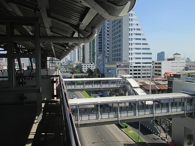 BTSシーロム線で行く観光客もあまり行かないチャオプラヤー川の向こう岸の駅・BTSウォンウェンヤイ駅