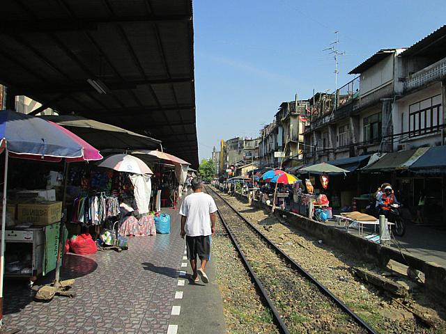 タイ国鉄マハーチャイ線の始点終点の駅で、ウォンウェンヤイ～マハーチャイ間を折り返しで運行しています。