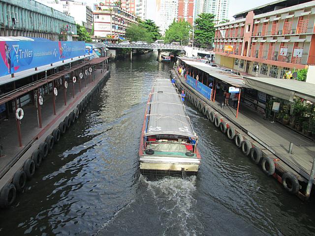 バンコクの中心を横断するように流れる人口のセンセーブ運河。その運河を走るセンセーブ運河ボートは渋滞知らずの便利な乗り物。