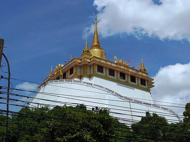 14世紀～18世紀のアユタヤ王朝時代からある古い寺院。344段あるらせん階段を上ると、黄金の丘の上にたどり着きます。360度見渡せる回廊からのバンコクの眺めは最高です！