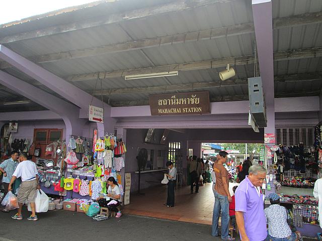 メークロン市場へ鉄道で移動する際乗り換えの駅として利用されるメークロン線の駅で、メークロン駅に繋がったバーンレム駅とは分断されている。