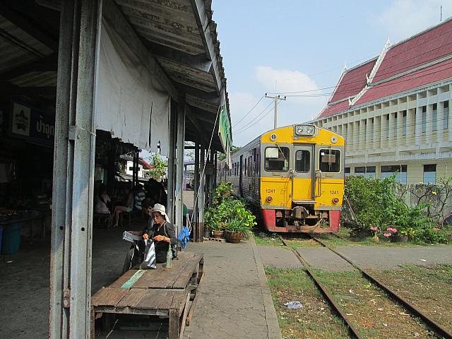 メークロン市場に向かうときに乗るメークロン線の始発駅で、分断されたターチン川対岸のマハーチャイ駅より乗り継ぐ。