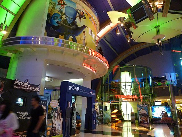 セントラルデパートメントストアーの6階にある映画館。映画館部分だけが照明が落とされていて大画面での予告編映像は迫力満点。近くの学校の生徒や会社帰りに人がやってきます。