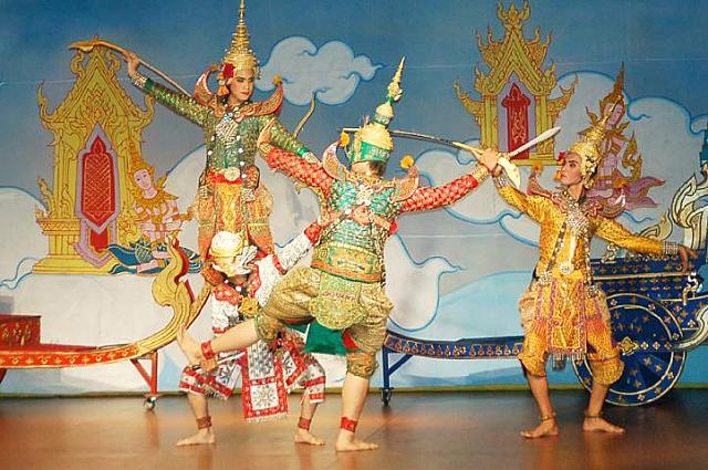 格式高い一流ホテルのレストランでいただく豪華宮廷料理とタイ古典舞踊の夕べ