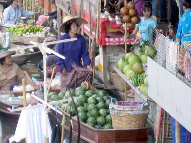 欲張りな1日プラン! 人気のダムヌンサドアク水上マーケット観光の後、午後のアユタヤを見て回ります。午前と午後2つのツアーに同時参加出来る便利なツアー　無料の象乗りも併せてお楽しみ下さい。
