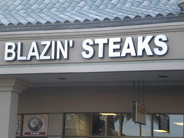 最近ハワイのあちこちに出現してます！！気軽にステーキが食べられるお店
