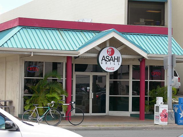 お手軽な価格でB級ランチ。庶民的レストランならここ！　ハワイの老舗レストランカピオラニ・コーヒーショップの姉妹店でもある。