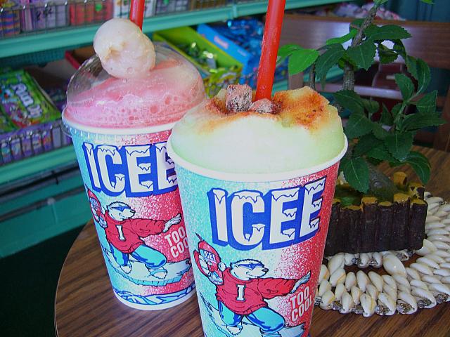 ハワイの子供が大好きな甘～い飲み物アイシーと大人も大好きなおやつクラック・シード。ローカルらしさと名物店主アンクル・クレイとのひとときを楽しんで！