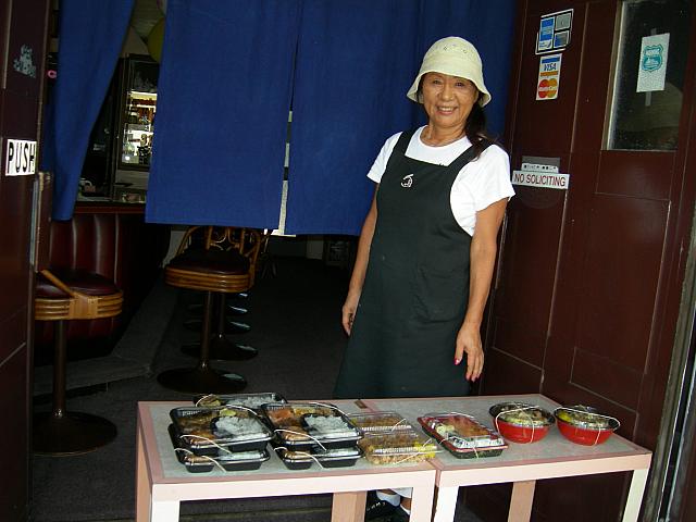 売り切れごめんのお弁当屋。早めに行って買わなくちゃ。