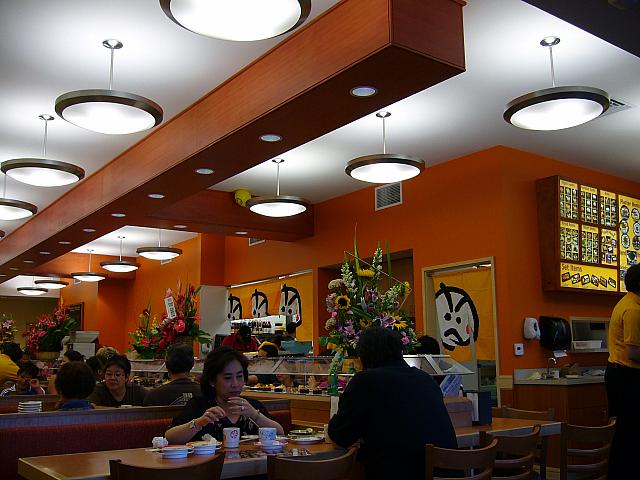 ローカルの大好きな回転寿司チェーンが2009年9月、ハワイ8番目の店舗としてアイナ・ハイナ・ショッピングセンターにオープン。