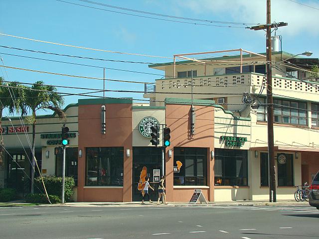 朝が早いハワイだから毎日午前4時からの営業！ワイキキからの早朝散策の休憩地点として利用してみても。