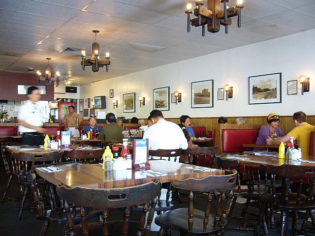 古き良きアメリカンスタイルの店内でいただけるローカルテイストが人気のロコ御用達ダイニング。
