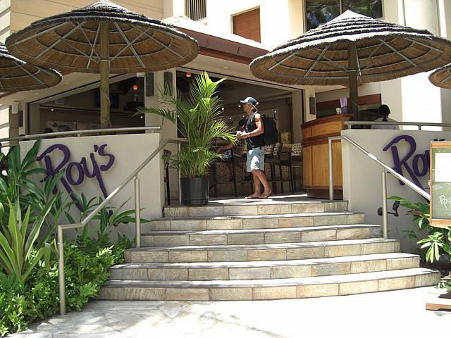 ロイ・ヤマグチ氏の手がけるハワイアン・フュージョン・キュージーン。何を食べようか迷ったらまずこちらへ！
