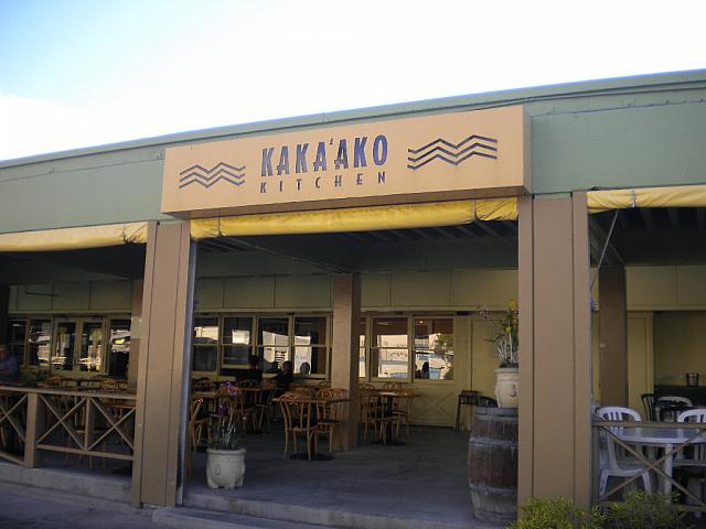 いつも行列を作っている人気のプレートランチ専門店。