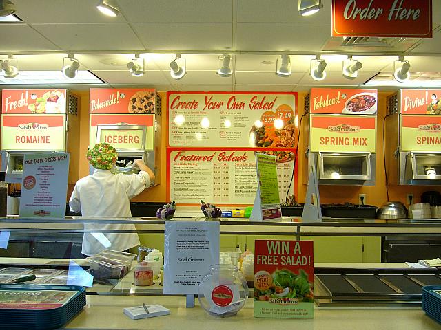 旅行中、不足しがちなお野菜をチャージ！サラダボウルでダイナミックにいただける、全米展開のフランチャイズ店です。