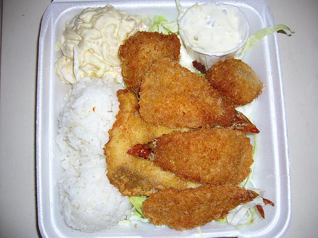 定番のプレートランチ・メニューがズラリ。ハナウマ湾で遊び疲れた身体に、ガッツリ栄養補給できちゃいます。